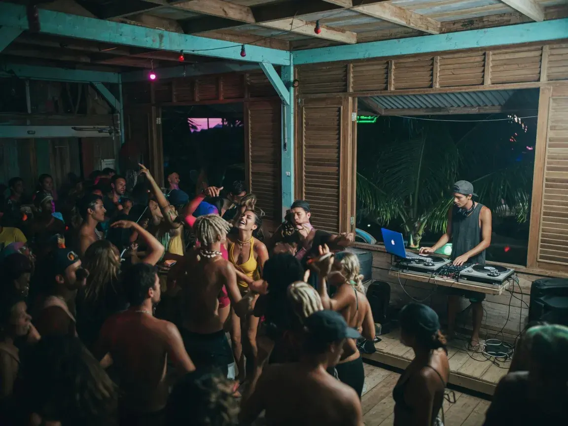 Friday Night in Santa Teresa (2026): Uma DJ Dinner, Tikiliano Salsa Class and Latin Night