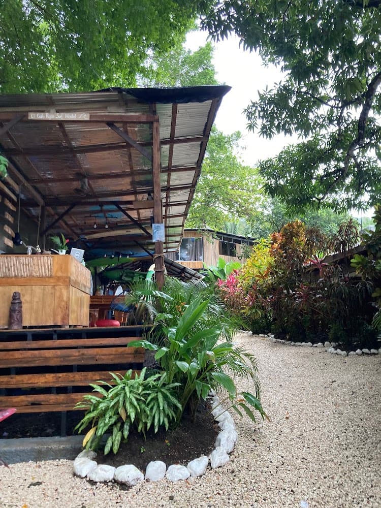 El Gato Rojas Surf Hostel